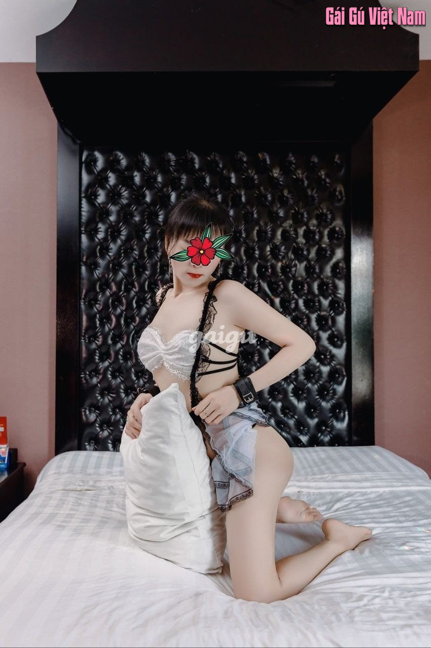 Quỳnh Hoa -làm 24/24 bím đẹp ,nhiều nước ,hợp tác tốt ,làm tình phê ,chiều khách