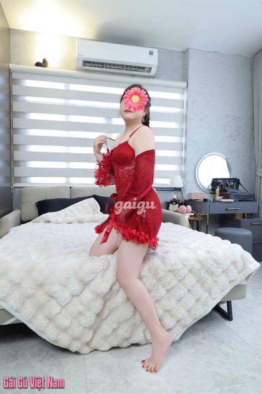 NGON NGỌC THẢO DA TRẮNG, MÔNG TO TRÒN, VÚ MỀM MẠI, CHIỀU KHÁCH TUYỆT ĐỐI